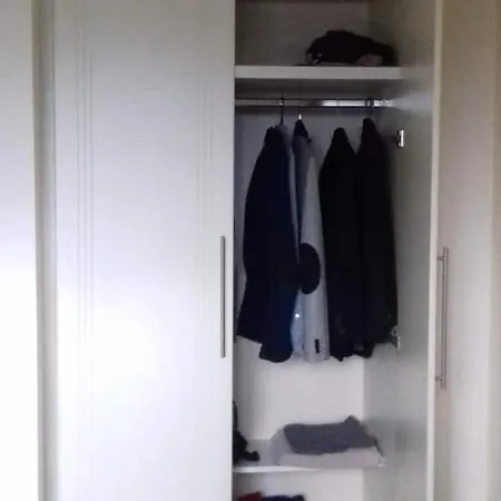 Double Bedroom With Private Bathroom In Coastal Village 35 Min From Dublin בית אירוח