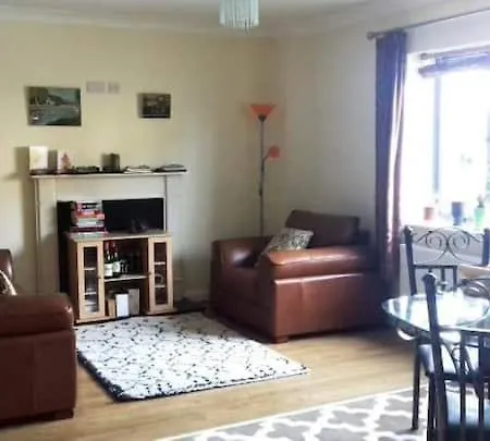 בית אירוח Double Bedroom With Private Bathroom In Coastal Village 35 Min From Dublin בטיסטאון